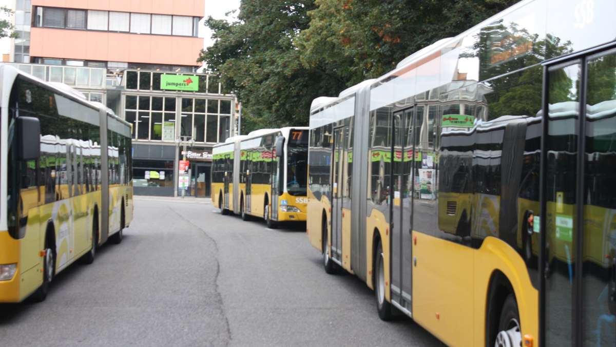  Der Busbahnhof in Stuttgart-Degerloch hat seine Kapazitätsgrenze längst erreicht. Nun erklären Vertreter der SSB, was sich an einer der wichtigsten Verkehrsdrehscheiben auf den Fildern ändern wird. 