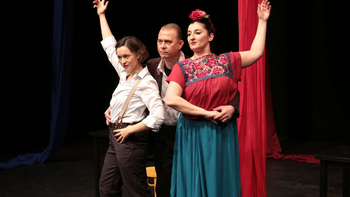  Florian Dehmel inszeniert „Frida – Viva la Vida“ in der Stuttgarter Tri-Bühne. Zwei Schauspielerinnen verkörpern die mexikanische Künstlerinnen-Ikone und bringen viel Frauenpower auf die Bühne. 