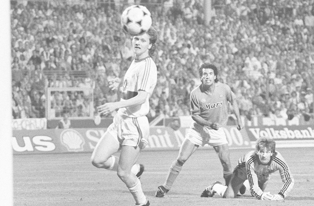 Nils Schmäler (li.) im Uefa-Cup-Finale des VfB Stuttgart gegen den SSC Neapel.