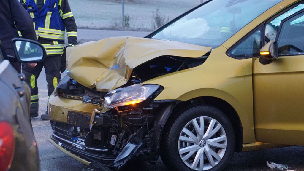  Bei einer heftigen Kollision im Kreis Göppingen hat sich eine Frau am Montagmorgen schwere Verletzungen zugezogen. Beide Fahrer der unfallbeteiligten Autos mussten in ein Krankenhaus. 