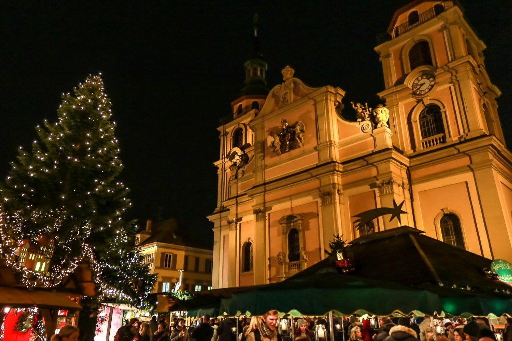 Der Ludwigsburger Weihnachtsmarkt hat am Dienstagabend seine Pforten geöffnet.