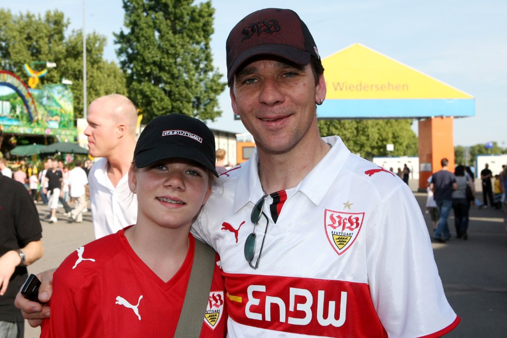 Wolfgang (44 Jahre) mit Tochter Julia (11 Jahre) aus Entringen: "Wir sind erleichtert, dass der VfB gewonnen hat. Am Anfang war das Spiel etwas langweilig. Nach dem ersten Tor des VfB war es dann gut. Wir feiern heute den Klassenerhalt. Das Gesamtergebnis in der Tabelle ist uns nicht so wichtig. Hauptsache der VfB bleibt in der ersten Liga."