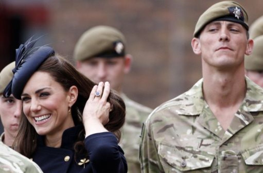 Wenn die Duchess of Cambridge zu Besuch ist, fällt es nicht nur diesen Soldaten in Windsor schwer, die Augen geradeaus zu halten.
