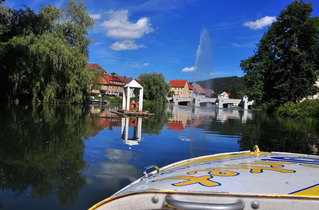 Bei schönem Wetter fahren die Tuttlinger gerne mit dem Tretboot auf ihrer Donau.