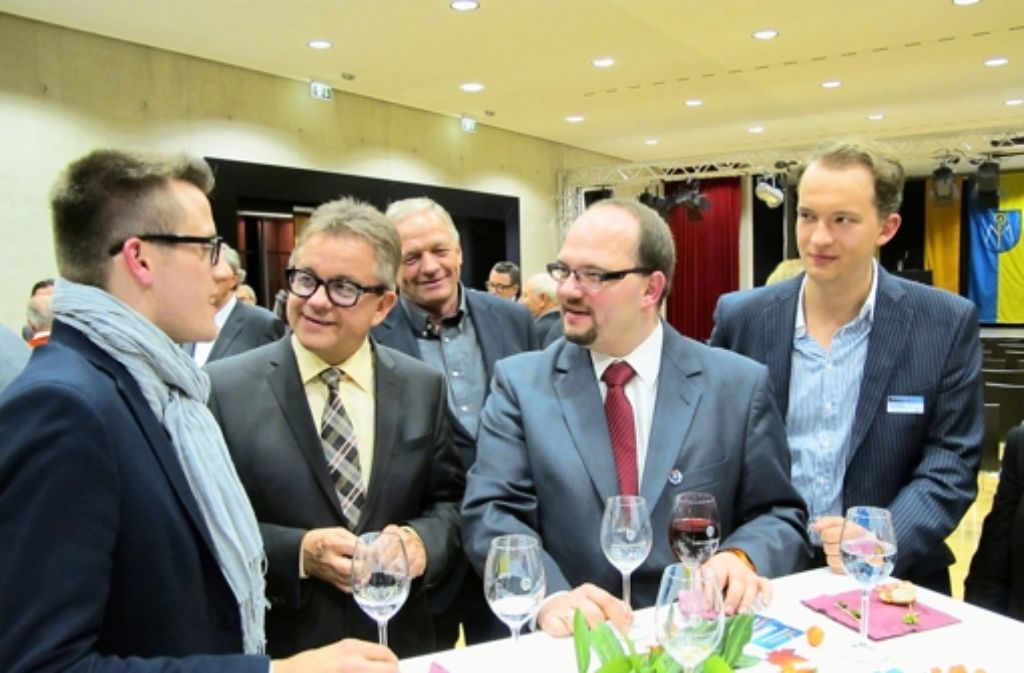 Landtagspräsident Guido Wolf (Zweiter von links) spricht mit CDU-Mitgliedern. Foto: Klein