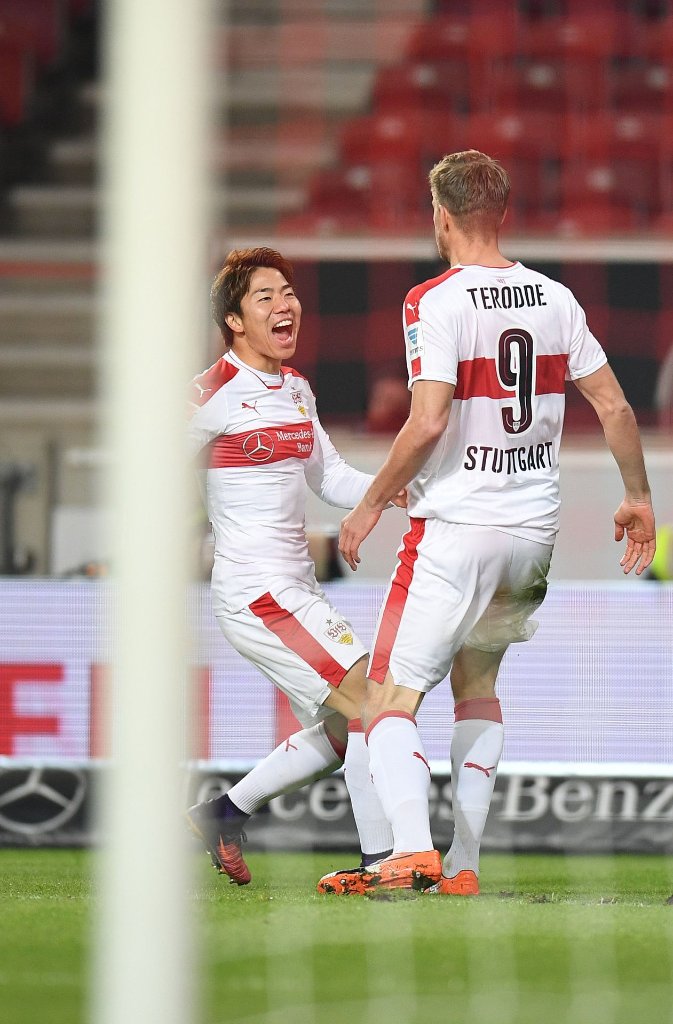Asano und Terodde freuen sich über den Treffer.
