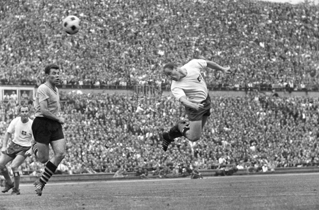 Uwe Seeler, geboren 1936, ist eine Ikone des Hamburger SV, für den er von 1952 bis 1972 spielte. Von 1954 bis 1970 war der heutige Ehrenspielführer des DFB für die Nationalmannschaft im Einsatz. Seine bitterste Niederlage: Das WM-Finale 1966 in London.