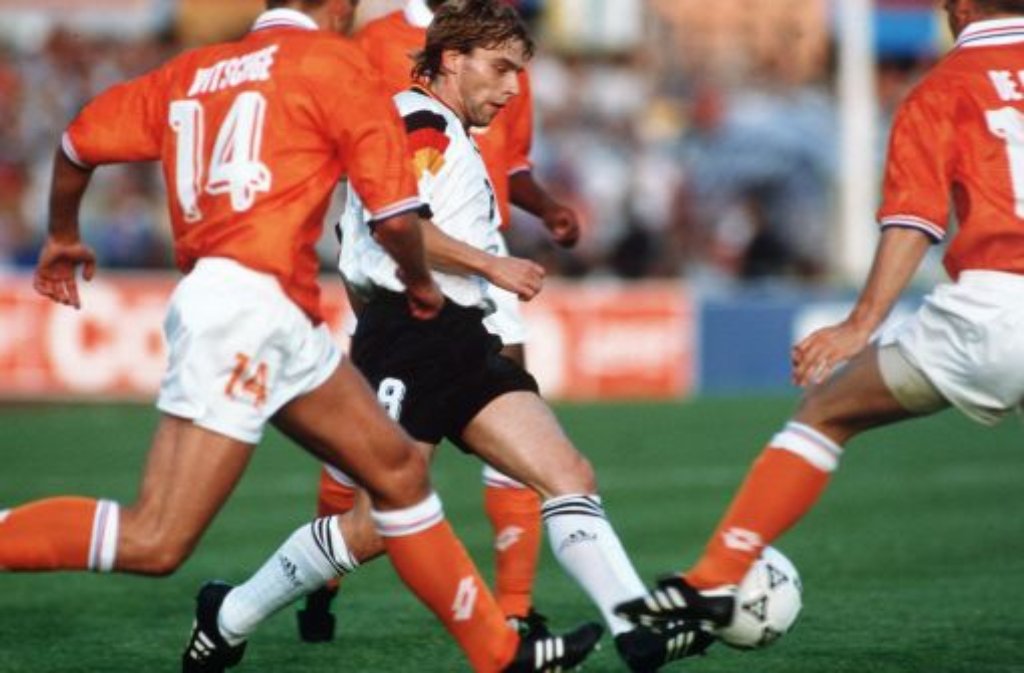 ... nächste Aufeinandertreffen, in der Vorrunde der EM 1992 in Schweden, war für das DFB-Team um Thomas "Icke" Häßler (Mitte),...