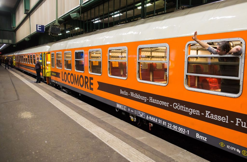 Mit etwa 40 Minuten Verspätung ist der private Bahnanbieter Locomore am Mittwoch zur Jungfernfahrt von Stuttgart in Richtung Berlin gestartet.