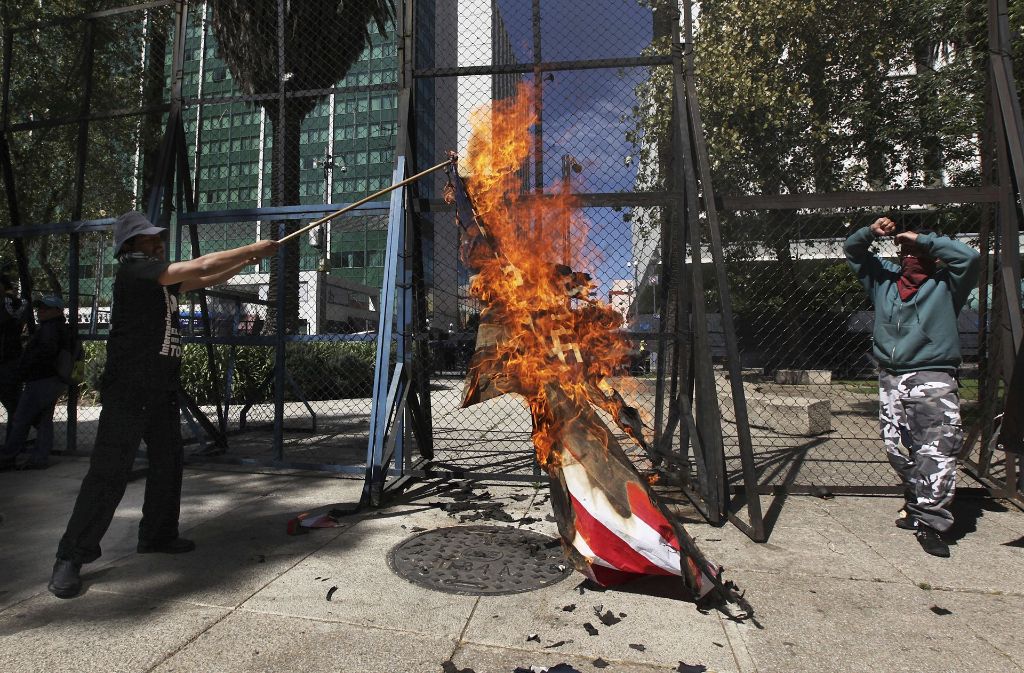 Demonstraten haben in Mexiko eine US-Flagge angezündet.