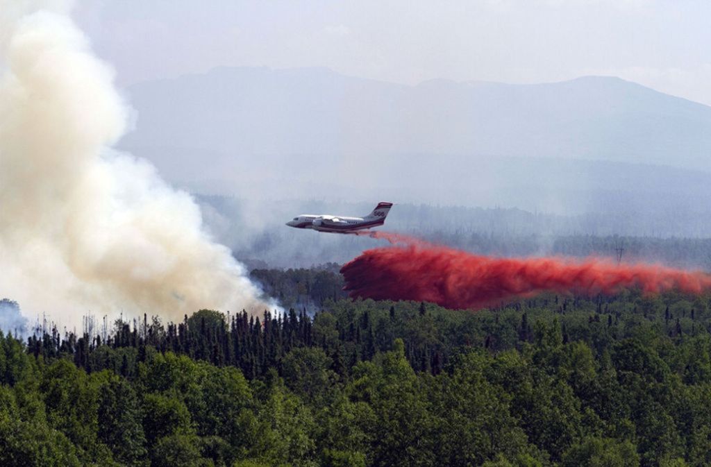 Ein Conair Avro RJ85 AT-Löschflugzeug lässt Löschmittel über einem in der Nähe von Montana Creek brennenden Wald ab. In der Arktis und anschließenden Regionen toben Forschern zufolge Waldbrände in einer bislang nicht gemessenen Zahl.