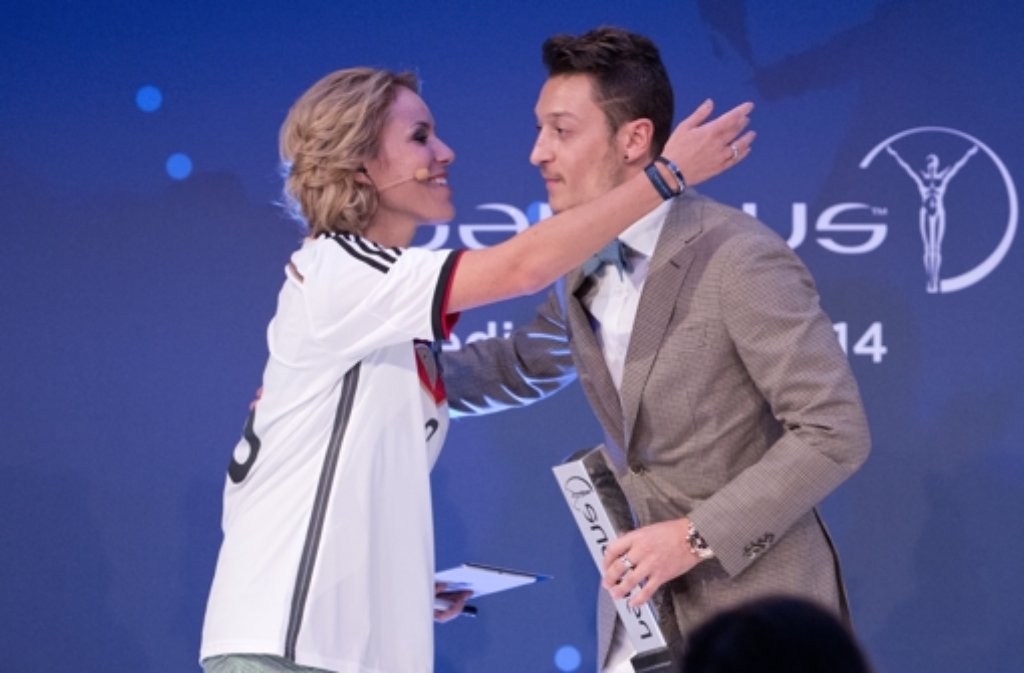 Fußballer Mesut Özil hat den Ehrenpreis für Wohltätigkeit bei der Verleihung des "Laureus Medien Preises" von der Moderatorin Kathi Wörndl überreicht bekommen.