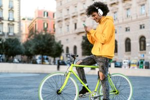 Darf man beim Fahrradfahren Kopfhörer tragen?