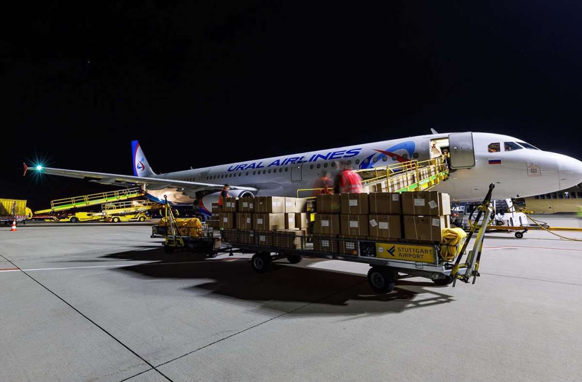 Mit Passagierflugzeugen wie diesem wurden im November die Kartons mit Corona-Schnelltest-Sets transportiert.