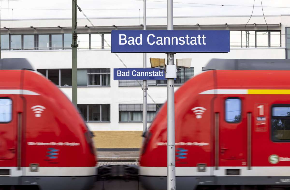 Am Bahnhof in Bad Cannstatt kommt es am vergangenen Freitag zu einem Angriff auf eine Personengruppe. (Archivbild) Foto: IMAGO/Arnulf Hettrich/IMAGO/Arnulf Hettrich