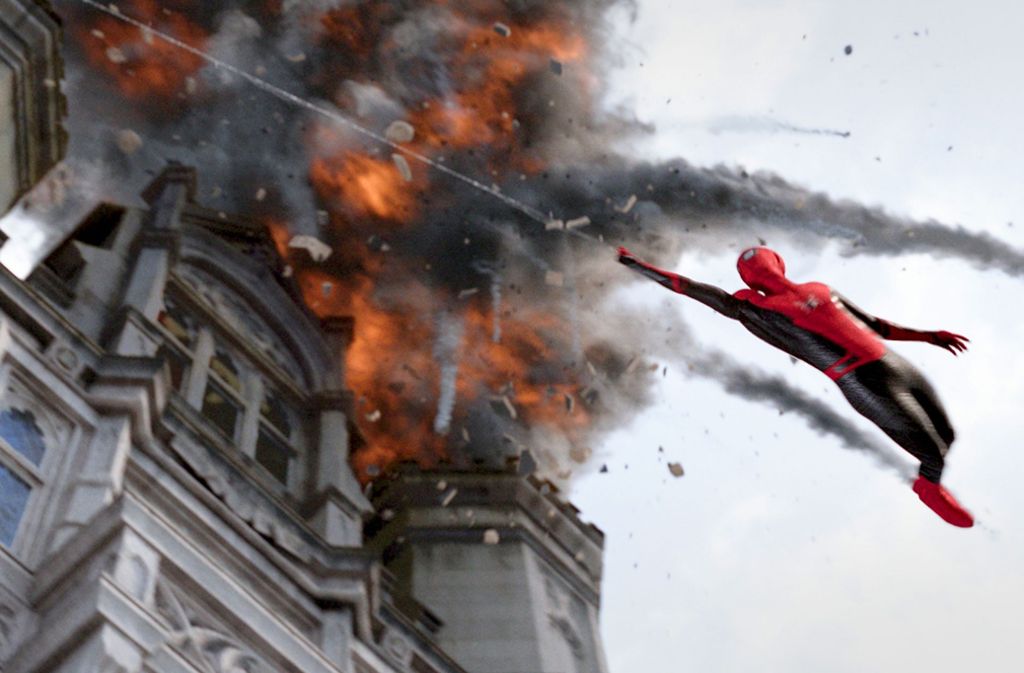 Er schwingt wieder: Tom Holland als Superheld Spider-Man, der seinen Augen nicht mehr trauen kann