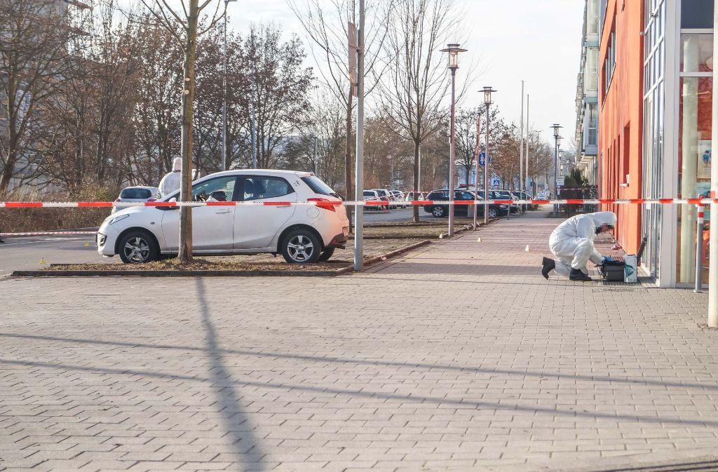 Mehrere Schüsse beschädigten geparkte Autos in Bietigheim-Bissingen. Die Polizei ermittelt.