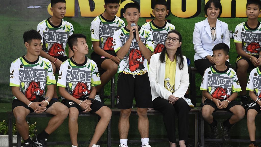  Die thailändischen Jungen und ihr Trainer haben erstmals nach ihrer Rettung aus der Höhle über ihre Erlebnisse berichtet. Nach der Pressekonferenz durften sie endlich zu ihren Familien nach Hause. 