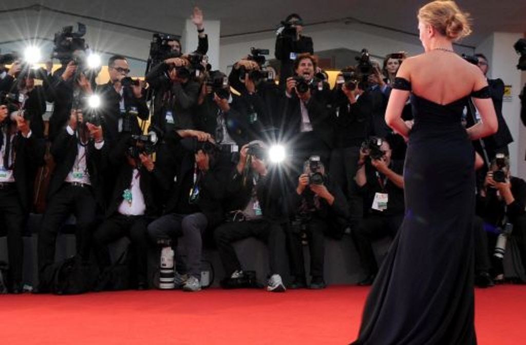 Scarlett Johansson vor den Fotografen am Lido.