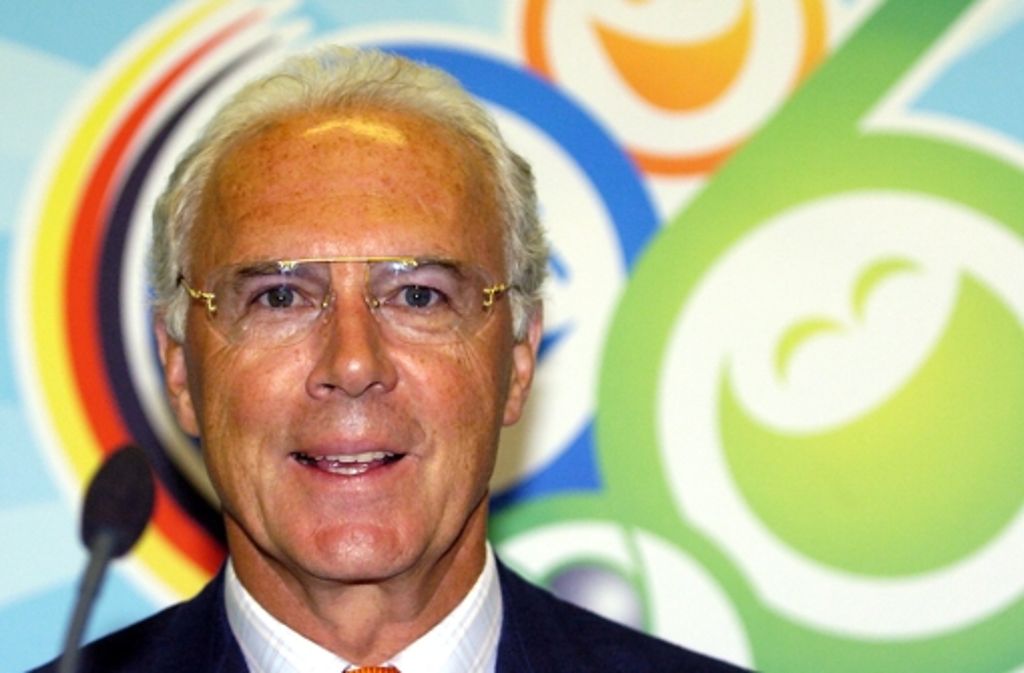 Der Kaiser und sein Sommermärchen: Franz Beckenbauers Tätigkeit als Präsident des Organisationskomitees der WM 2006 ist es zu verdanken, dass die Fußball-Weltmeisterschaft in Deutschland ausgetragen wurde. Doch die Vergabe ist bis heute nicht ganz unumstritten.