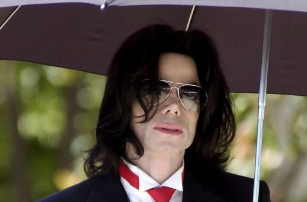 Nicht schuldig. Im Sommer 2005 wird Michael Jackson von allen Anklagepunkten freigesprochen.