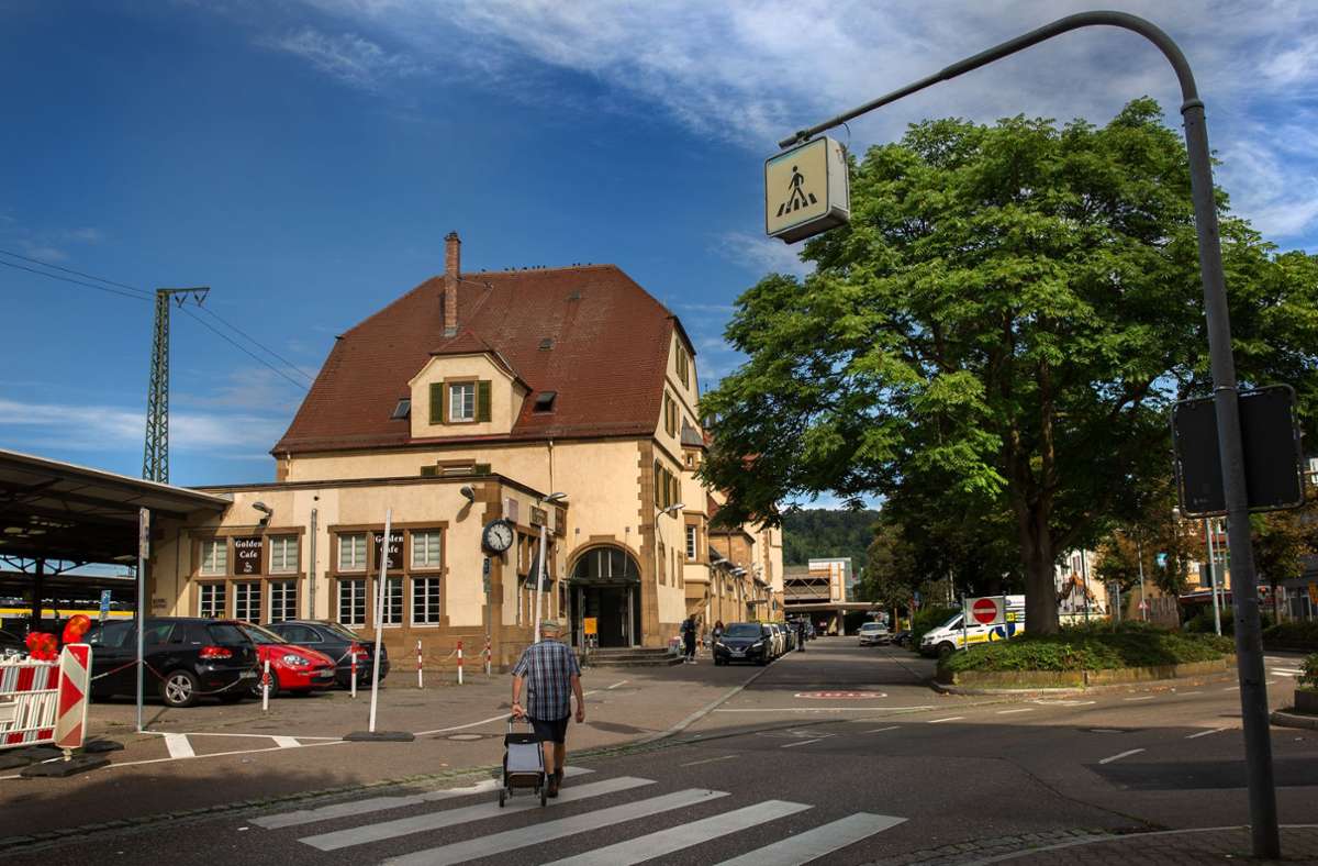 Die Bahn will noch in diesem Herbst mit Bundesmitteln das historische Plochinger Bahnhofsgebäude sanieren lassen. Die Stadt hat sich das Bahnhofsumfeld samt Vorplatz auf die Agenda geschrieben und hofft auf Fördermittel des Landes.