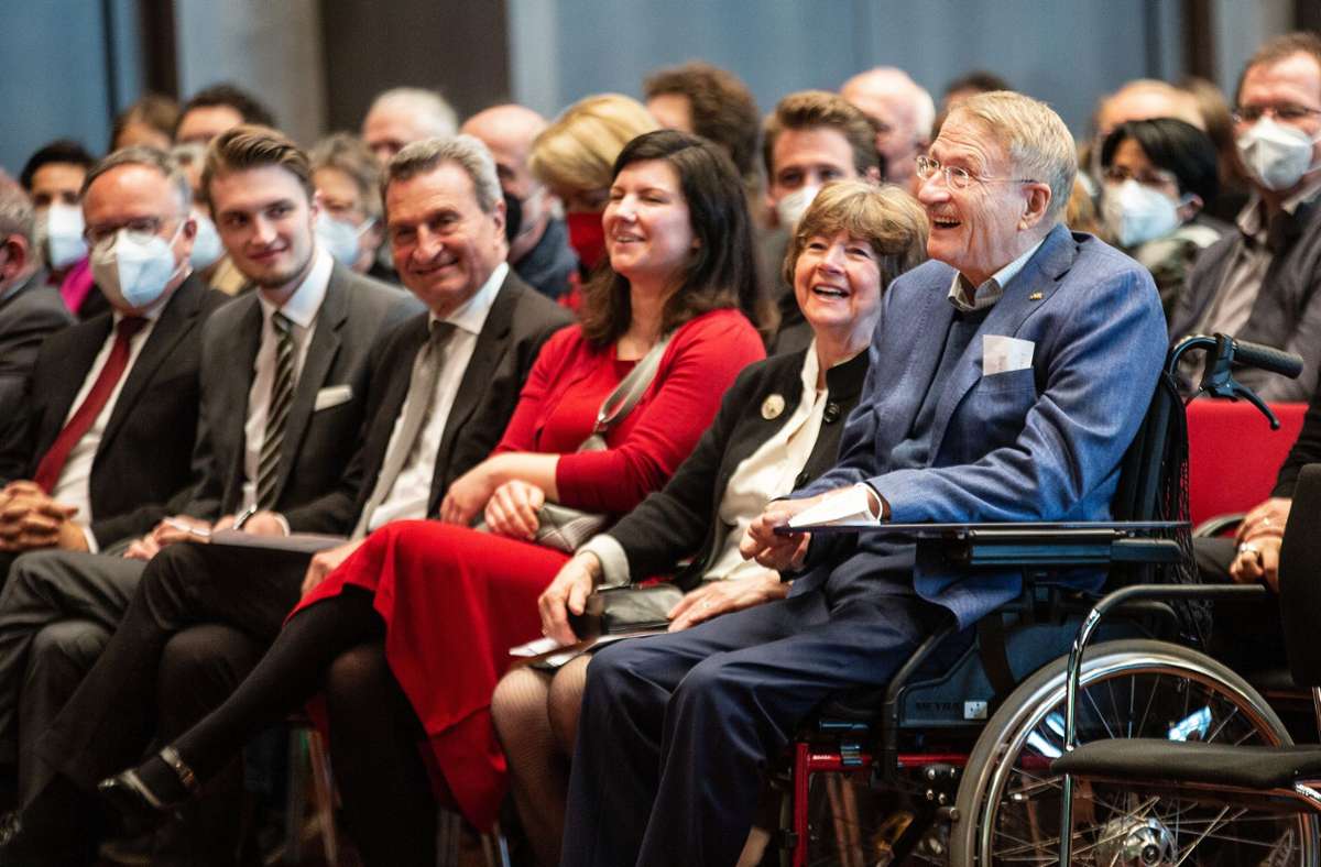 Wolfgang Drexler freut sich mit Ehefrau Ela, Tochter Sarah und dem früheren Ministerpräsidenten und EU-Kommissar Günther Oettinger (von rechts) über die Ehrung.