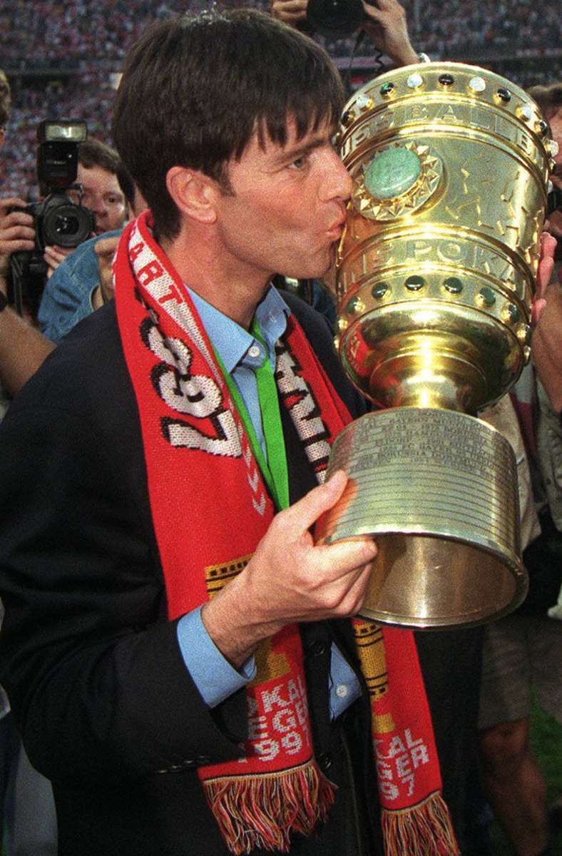 Trainer Joachim Löw küsst derweil den Pokal.
