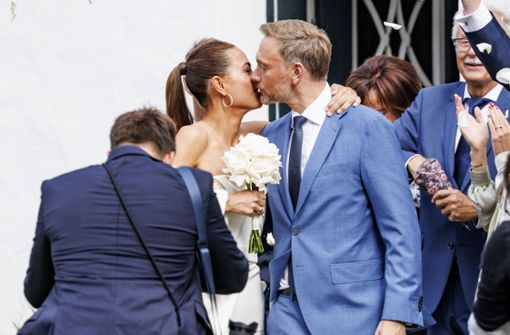 Ein Kuss für die Kameras – Franca Lehfeldt und Christian Lindner nach der Trauung. Foto: dpa/Axel Heimken