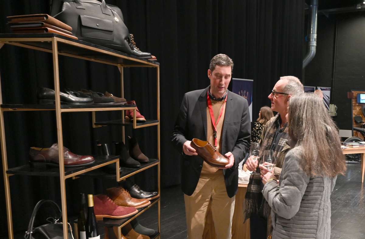David Oehler präsentiert Schuhe und Taschen.