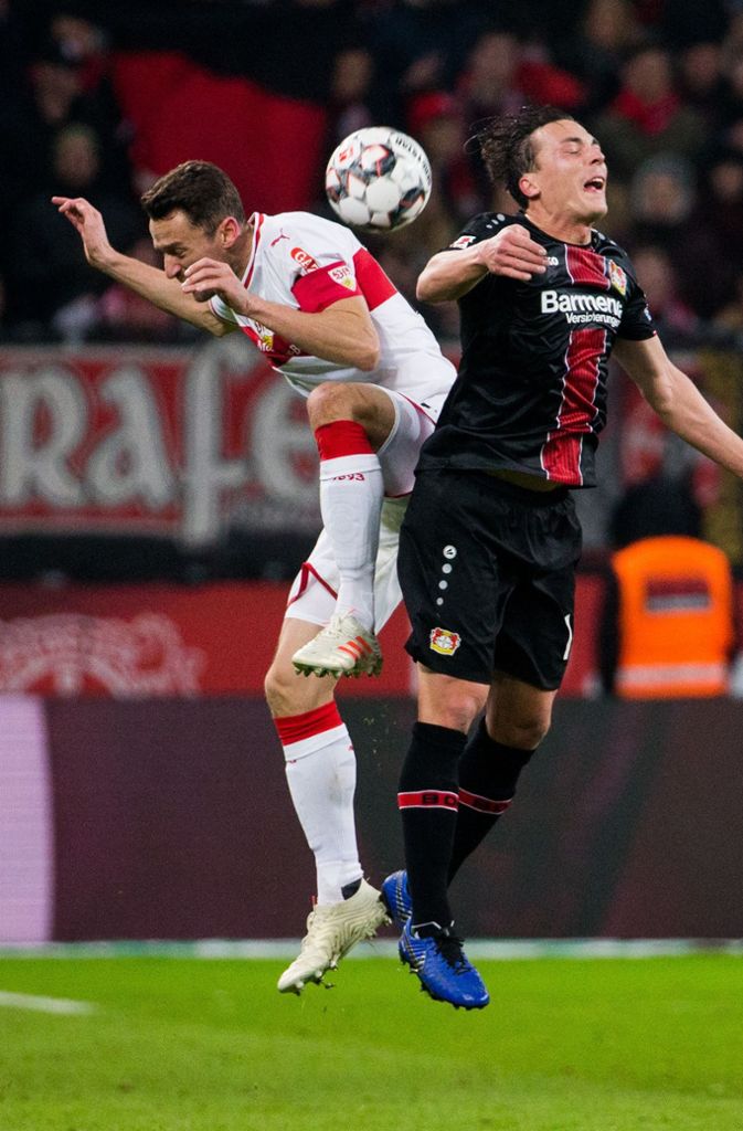Beim Kopfballduell zwischen VfB-Kapitän Christian Gentner und Julian Bumgartlinger macht keiner eine gute Figur.