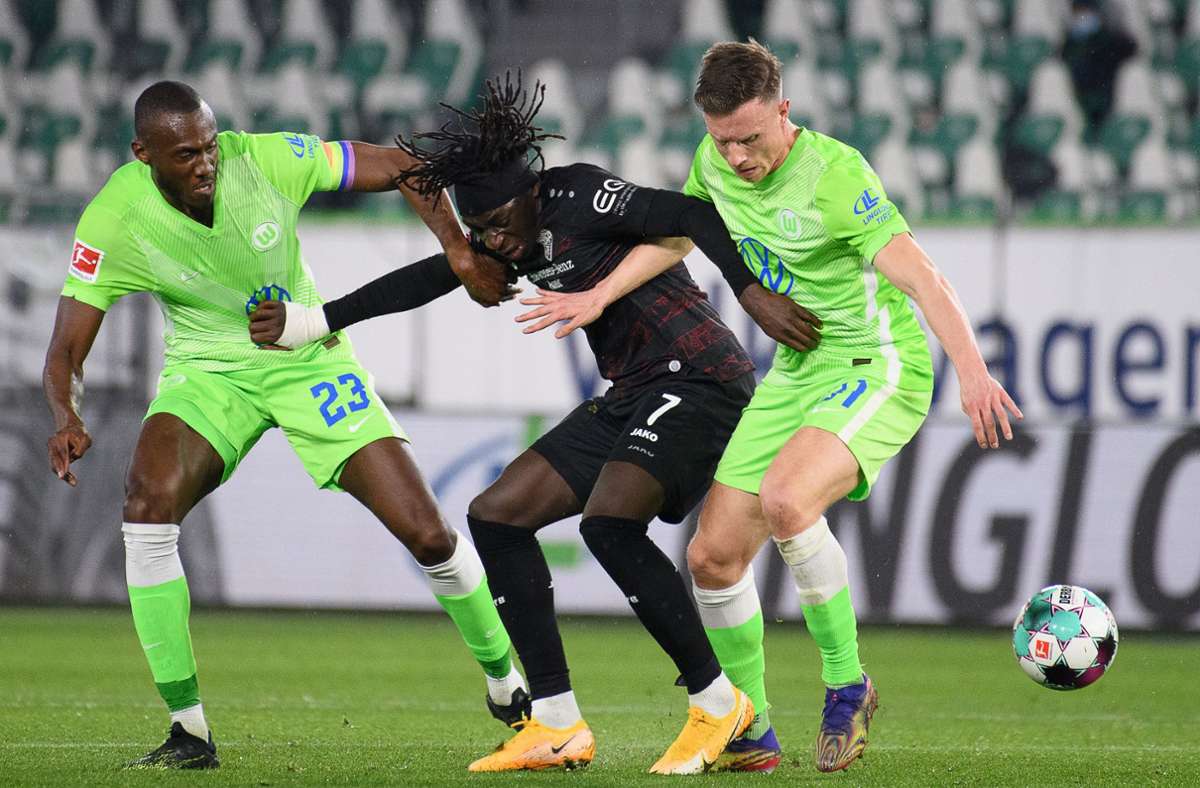 VfB-Star Tanguy Coulibaly zeigt vollen Einsatz.