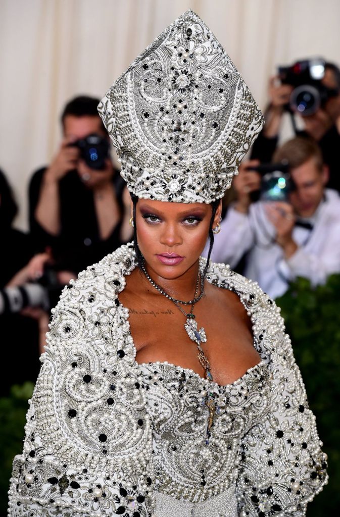 Sängerin Rihanna in einem Papst-Outfit.