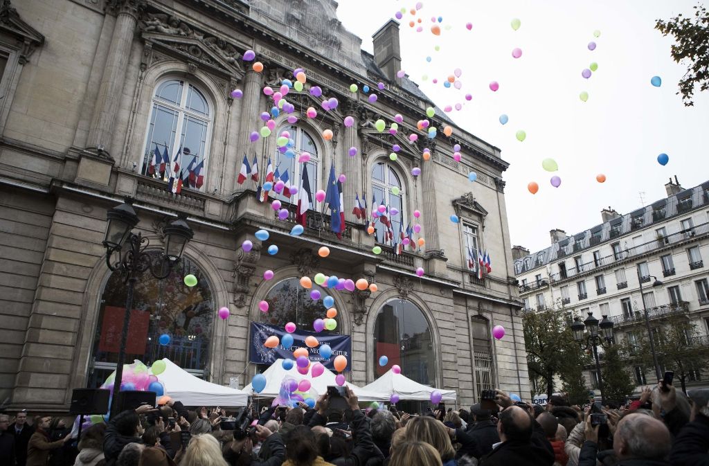 Unter anderem mit bunten Luftballlons haben die Pariser den Opfern der Terroranschläge von vor einem Jahr gedacht.