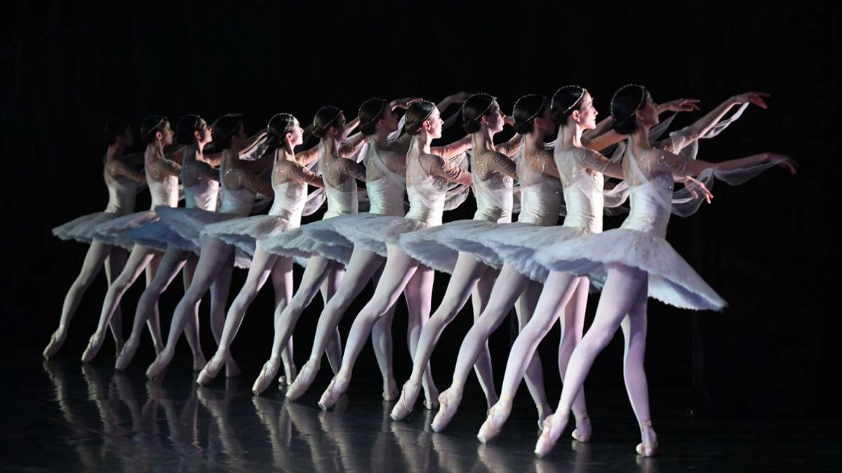 Gruppenszene aus Natalia Makarovas „Königreich der Schatten“, das den neuen Ballettabend „Shades of Blue and White“ eröffnete.