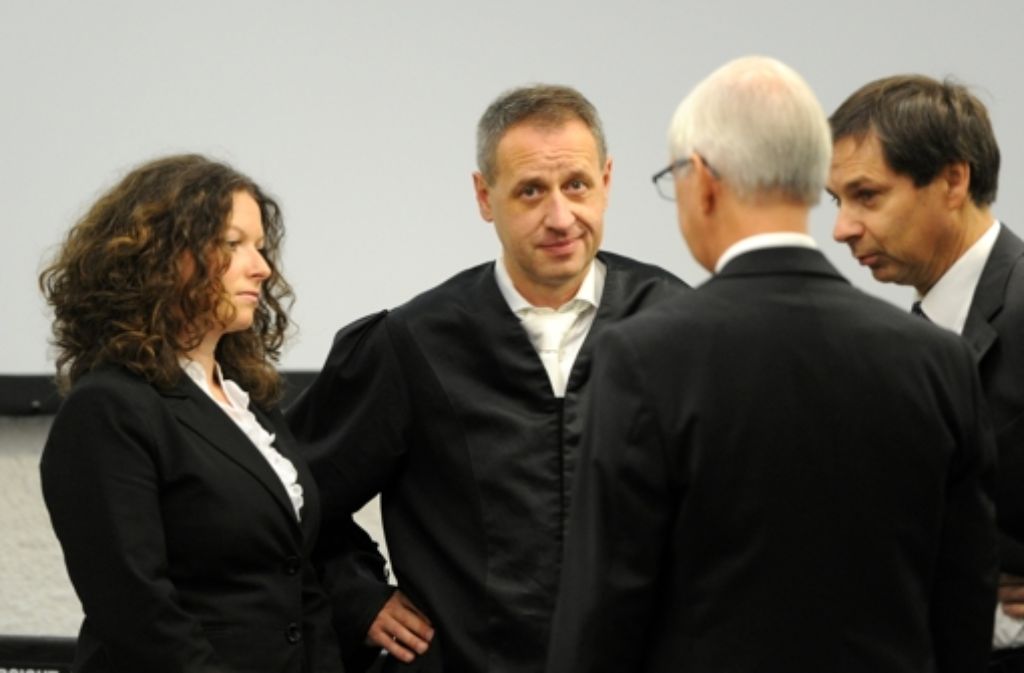 14. November 2012: Der zweite Prozess beginnt. Der angeklagte Vater des Amokschützen hüllt sich wieder in Schweigen. Im Bild die Verteidiger (v.l.) Elisabeth Unger-Schnell, Hubert Gorka und Hans Steffan.