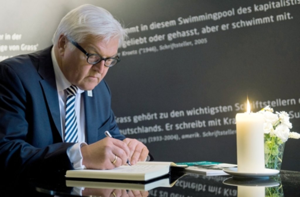 Bundesaußenminister Frank-Walter Steinmeier trägt sich am Dienstag im Günter-Grass-Haus in Lübeck (Schleswig-Holstein) außerhalb des offiziellen Programms des G7-Außenministertreffens in ein Kondolenzbuch zum Tod von Günter Grass ein.