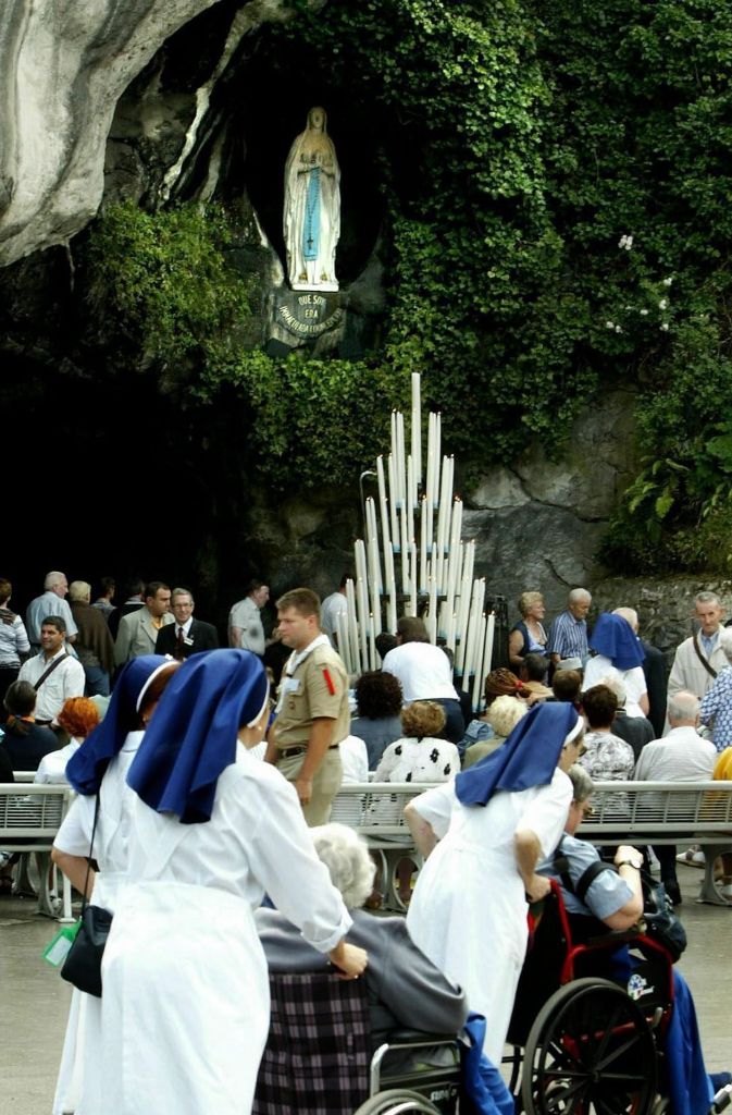 Insgesamt soll sich die Jungfrau Maria dem asthmakranken Mädchen 18-mal gezeigt haben. Bernadettes Erzählungen machten Lourdes zum bedeutendsten katholischen Wallfahrtsort.