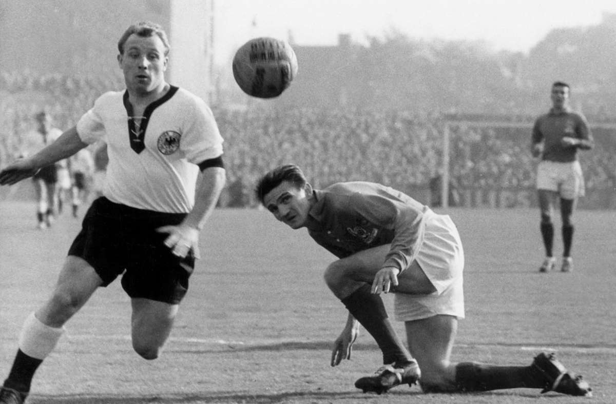 Uwe Seeler (links) im Jahr 1958 im Länderspiel gegen Frankreich