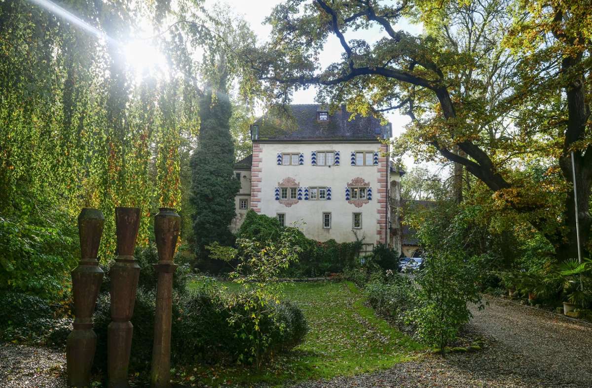 Die Bildhauerin zog 2018 nach Steinheim und lebt dort auf Burg Schaubeck.