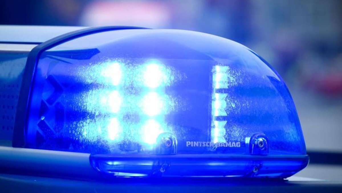  Ein Lastwagenfahrer hat sich während der Fahrt durch Friedrichshafen im Bodenseekreis heftig an einem Heißgetränk verschluckt – und die Kontrolle über sein Fahrzeug verloren. 
