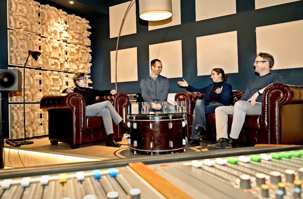 Zeitenwende: Eva Bauer-Oppelland mit den neuen Chefs Michael Thumm, Bettina Bertok und Philipp Heck (von links) an der alten Trommel von Ernst Mosch im frisch umgebauten Studio.
