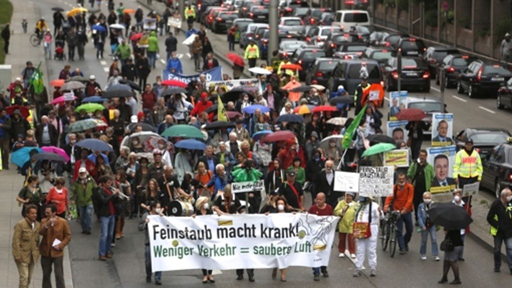 Feinstaubdemo in Stuttgart: Demozug legt zeitweise den Verkehr lahm
