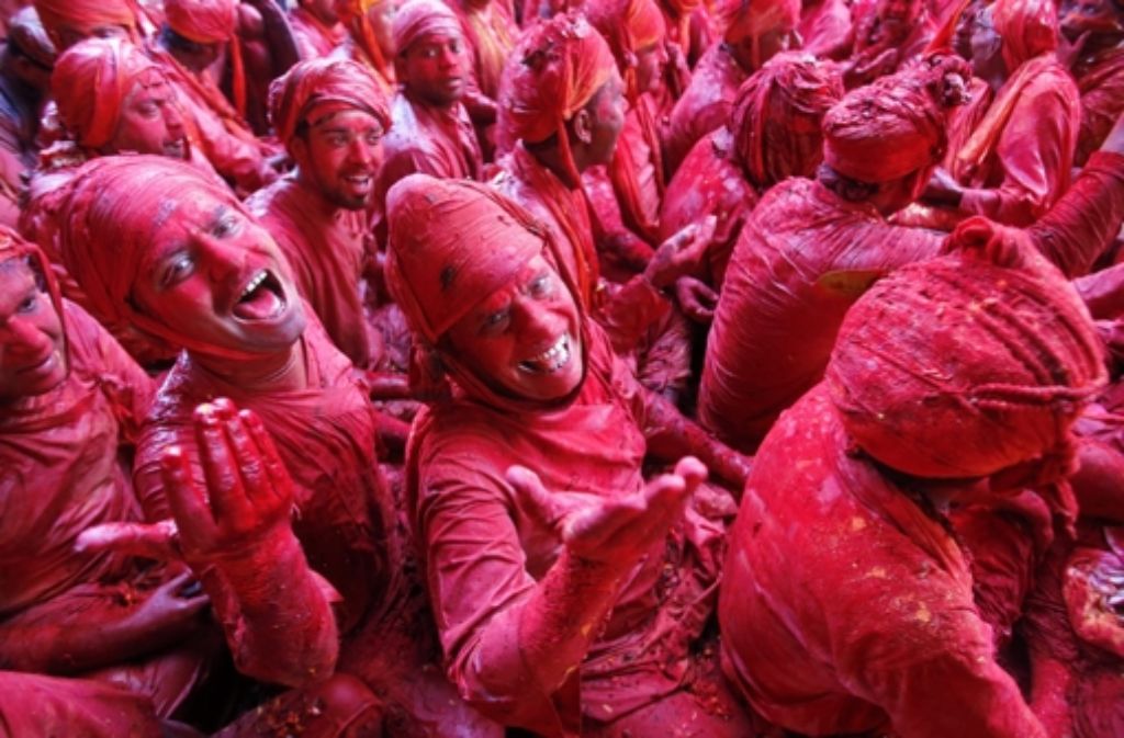 Das Holi-Festival hat seine Wurzeln in Indien, verbreitet sich aber zunehmend in der Welt: Menschen beschmieren sich mit Pulverfarbe. Hier sind Hindu-Männer im indischen Mathura zu sehen.