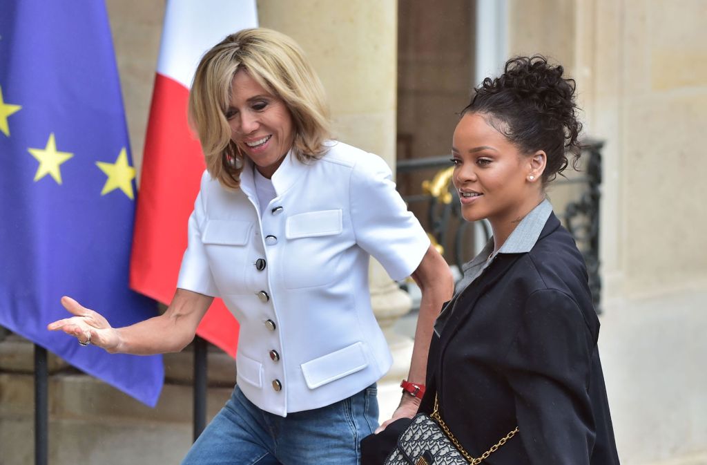 Die „Première Dame“ Brigitte Macron und Sängerin Rihanna vor dem Élyséepalast.