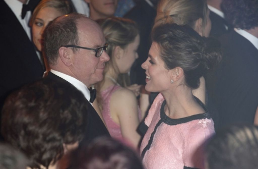 Beim Rosenball in Monaco schwingen Fürst Albert und seine Nichte Charlotte Casiraghi das Tanzbein. Fürstin Charlène fehlte.