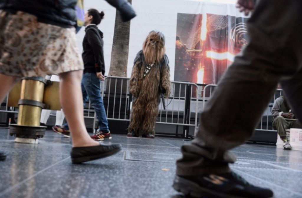Chewbacca beobachtet das rege Treiben in Hollywood.