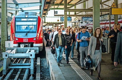 Halt im Hauptbahnhof oben: Weil die unterirdische Stammstrecke bis zum Nachmittag gesperrt ist, müssen die Fahrgäste dort aussteigen. Foto: Lichtgut/Max Kovalenko