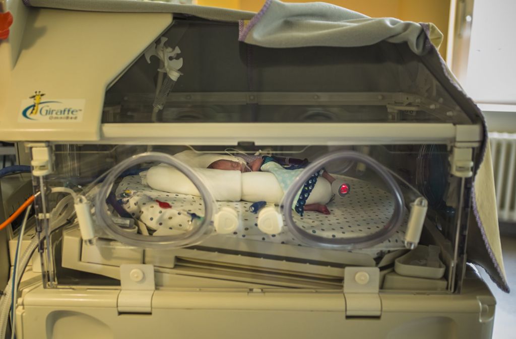 Kleines Baby im großen Inkubator