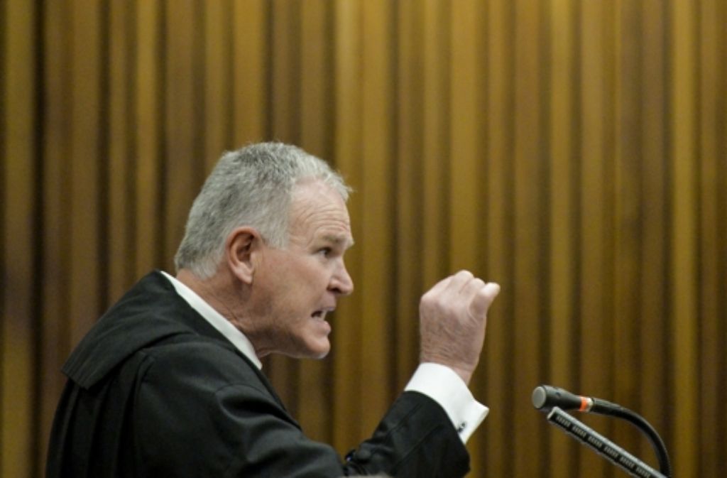 Wortgewandt und selbstbewusst spricht Barry Roux für seinen Mandanten Oscar Pistorius. Foto: AP
